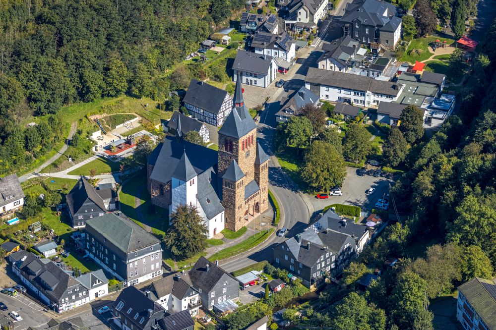 Kirchhundem von oben - Kirchengebäude St. Peter u. Paul in Kirchhundem im Bundesland Nordrhein-Westfalen, Deutschland