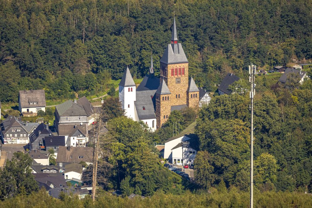 Kirchhundem von oben - Kirchengebäude St. Peter u. Paul in Kirchhundem im Bundesland Nordrhein-Westfalen, Deutschland