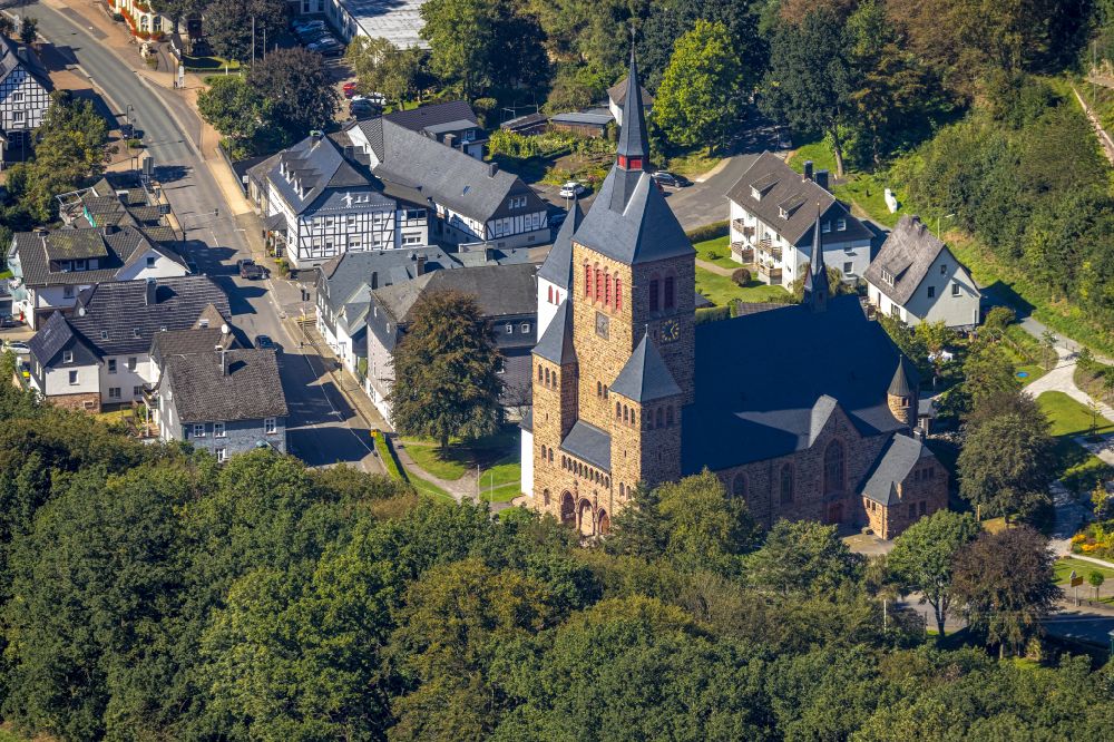 Kirchhundem aus der Vogelperspektive: Kirchengebäude St. Peter u. Paul in Kirchhundem im Bundesland Nordrhein-Westfalen, Deutschland