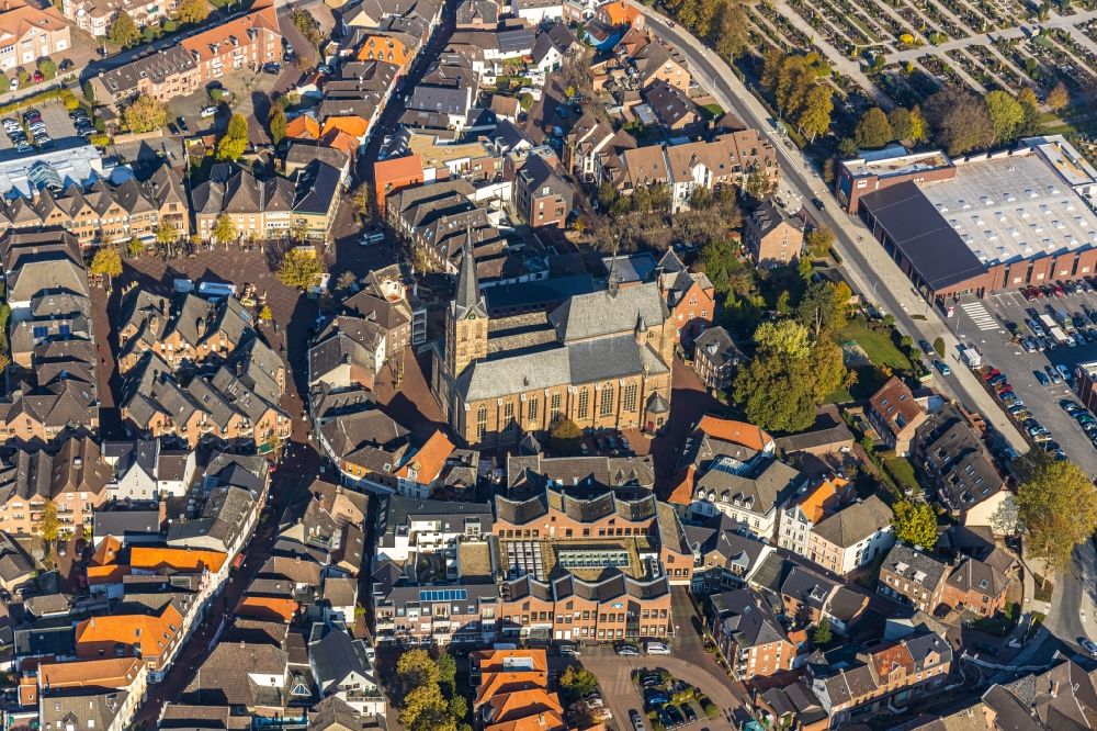 Luftbild Straelen - Kirchengebäude St. Peter und Paul in Straelen im Bundesland Nordrhein-Westfalen, Deutschland
