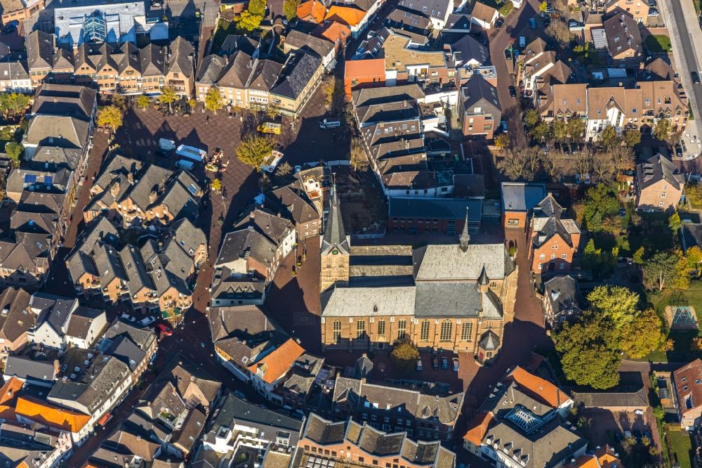 Straelen von oben - Kirchengebäude St. Peter und Paul in Straelen im Bundesland Nordrhein-Westfalen, Deutschland
