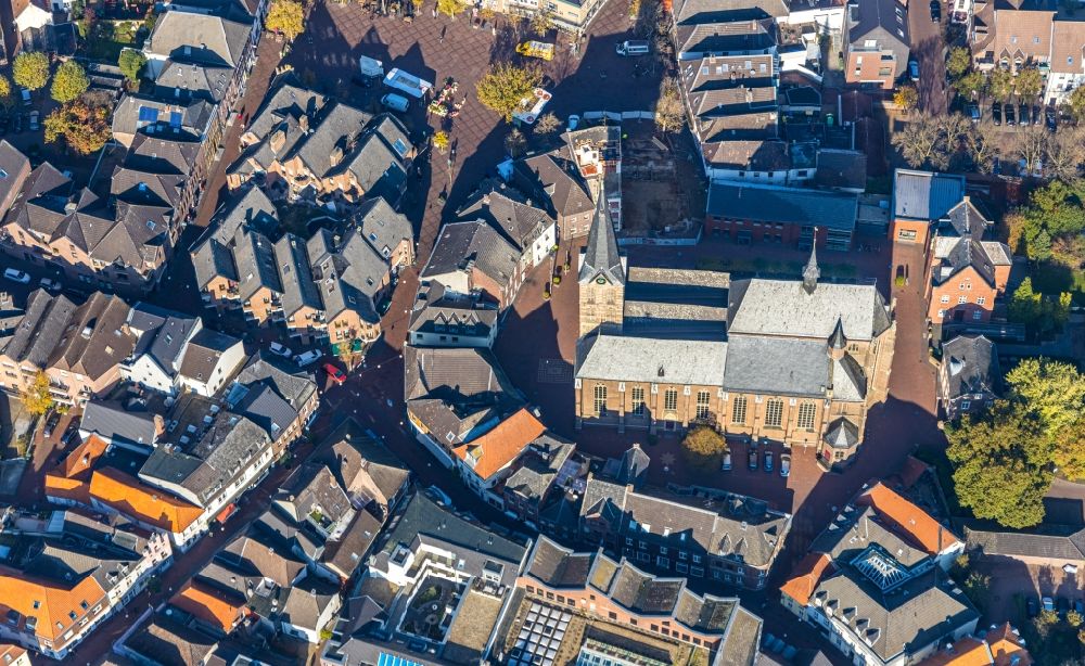 Straelen aus der Vogelperspektive: Kirchengebäude St. Peter und Paul in Straelen im Bundesland Nordrhein-Westfalen, Deutschland