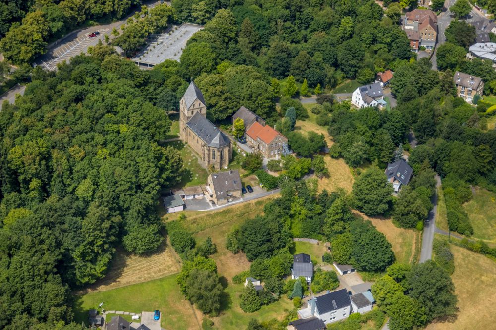 Dortmund aus der Vogelperspektive: Kirchengebäude St. Peter zu Syburg in Dortmund im Bundesland Nordrhein-Westfalen, Deutschland