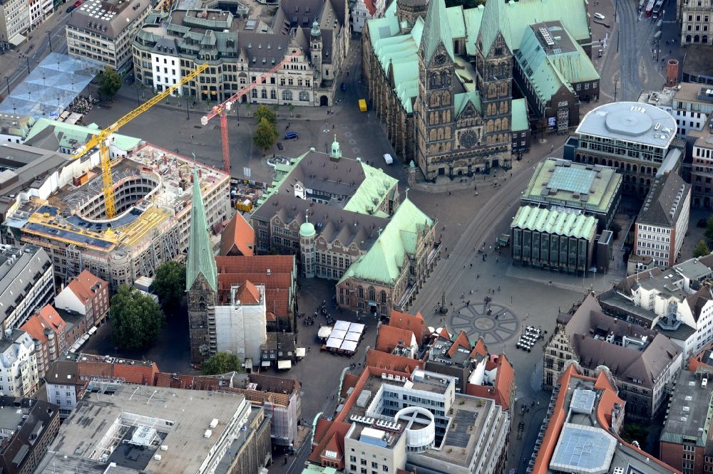 Bremen aus der Vogelperspektive: Kirchengebäude des St.-Petri- Dom und Rathaus am Domshof in der Altstadt von Bremen