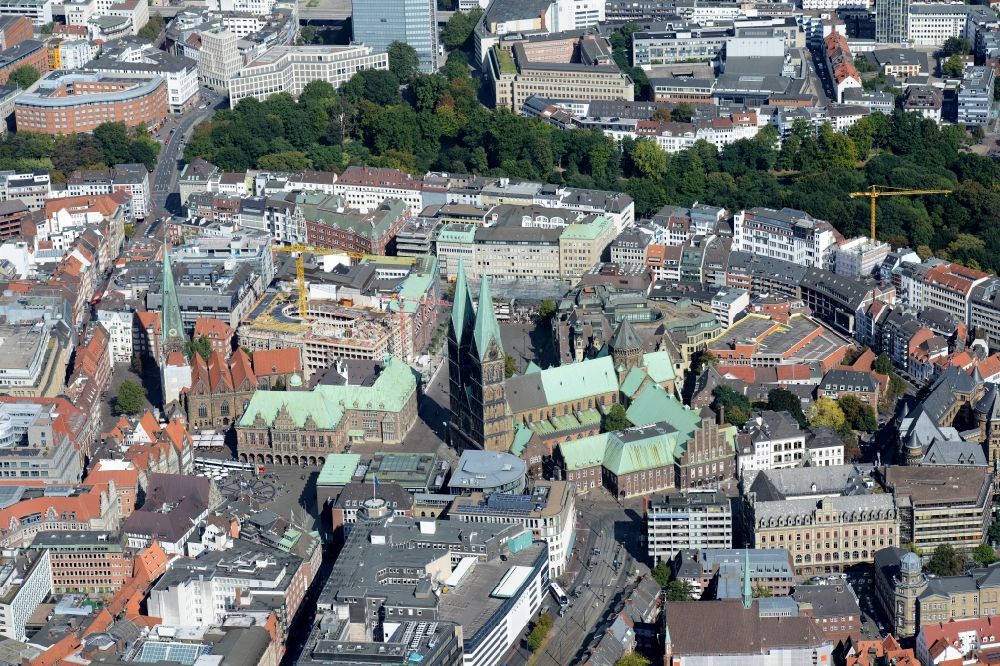 Bremen aus der Vogelperspektive: Kirchengebäude des St.-Petri- Dom und Rathaus am Domshof in der Altstadt von Bremen
