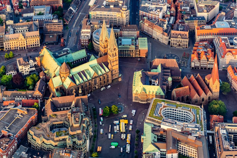 Luftaufnahme Bremen - Kirchengebäude des St.-Petri- Dom und Rathaus am Domshof im Morgenlicht in der Altstadt von Bremen