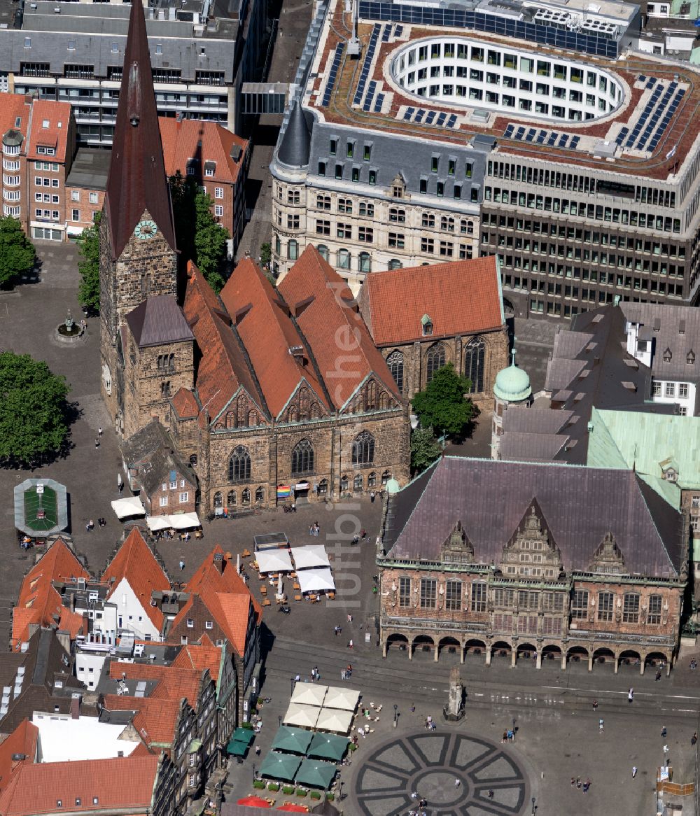Bremen von oben - Kirchengebäude des St.-Petri- Dom und Rathaus am Domshof im Morgenlicht in der Altstadt von Bremen