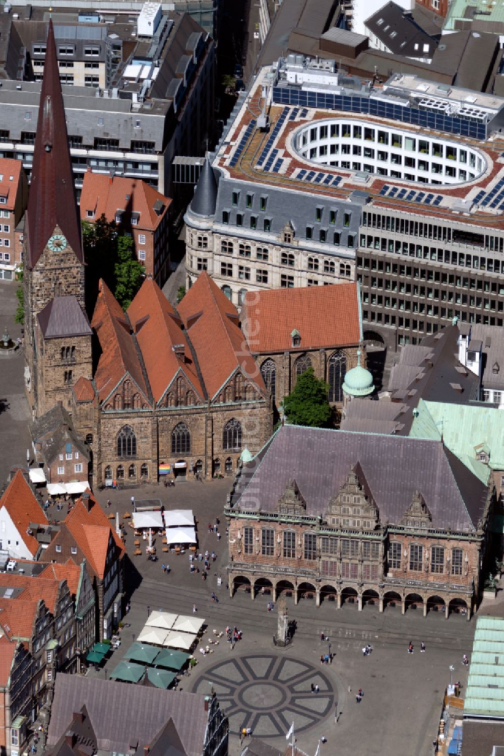 Bremen aus der Vogelperspektive: Kirchengebäude des St.-Petri- Dom und Rathaus am Domshof im Morgenlicht in der Altstadt von Bremen