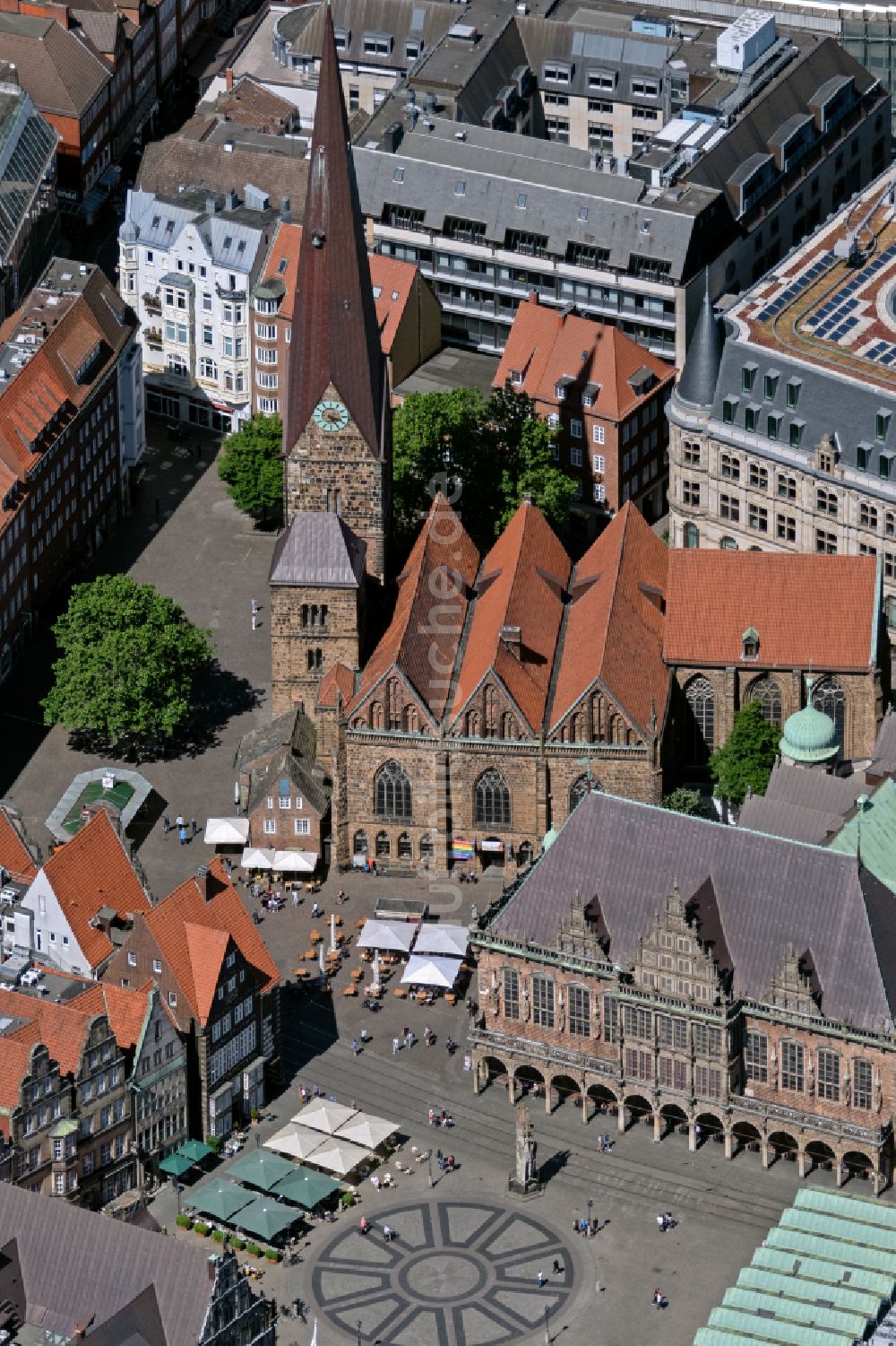 Luftbild Bremen - Kirchengebäude des St.-Petri- Dom und Rathaus am Domshof im Morgenlicht in der Altstadt von Bremen