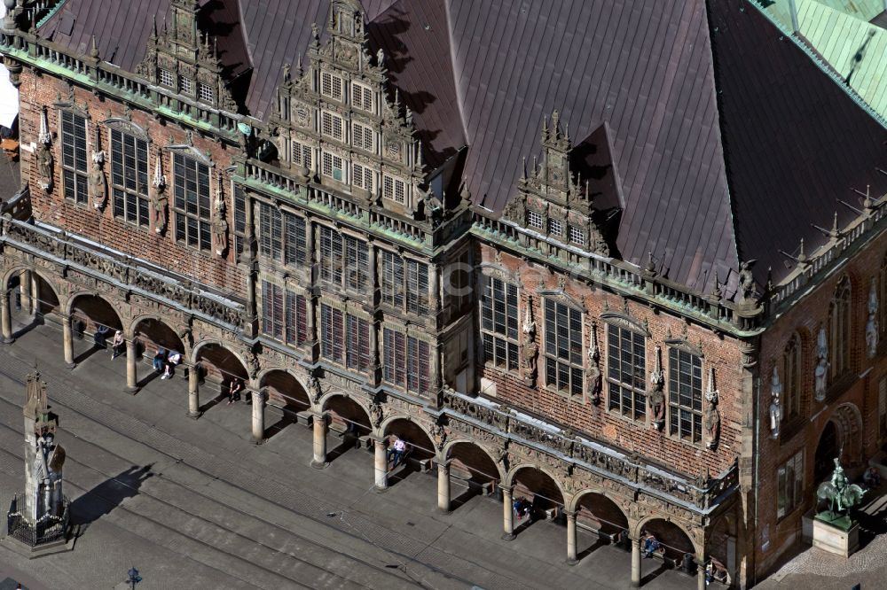 Bremen aus der Vogelperspektive: Kirchengebäude des St.-Petri- Dom und Rathaus am Domshof im Morgenlicht in der Altstadt von Bremen