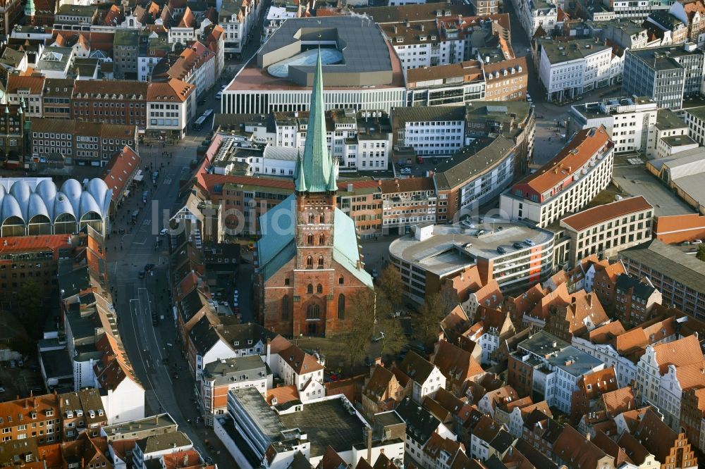 Lübeck von oben - Kirchengebäude St. Petri Kirche in Lübeck im Bundesland Schleswig-Holstein, Deutschland