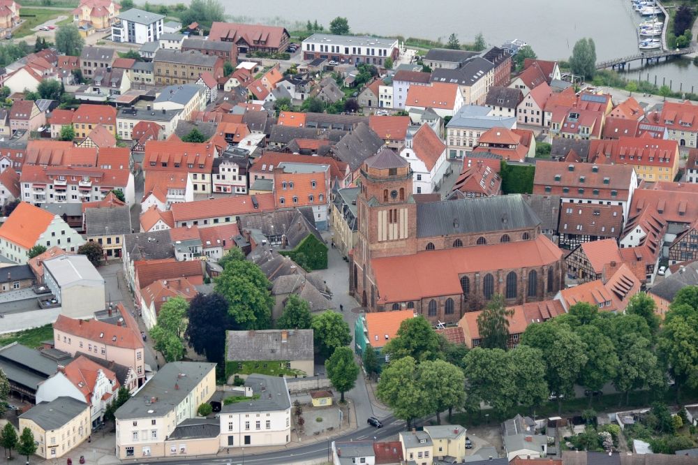 Luftaufnahme Wolgast - Kirchengebäude der St. Petri Kirche in Wolgast im Bundesland Mecklenburg-Vorpommern, Deutschland