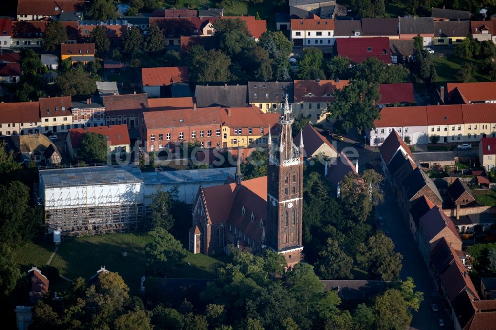 Oranienbaum-Wörlitz aus der Vogelperspektive: Kirchengebäude St. Petri-Kirche Wörlitz in Oranienbaum-Wörlitz im Bundesland Sachsen-Anhalt, Deutschland