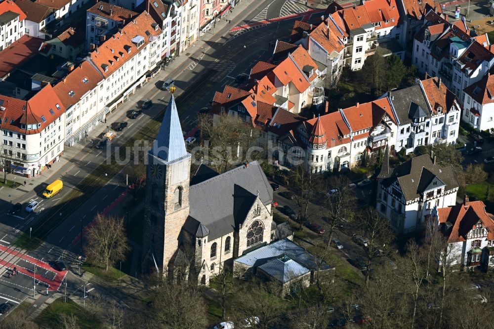 Hannover aus der Vogelperspektive: Kirchengebäude der Petrikirche an der Fichtestraße in Hannover im Bundesland Niedersachsen, Deutschland