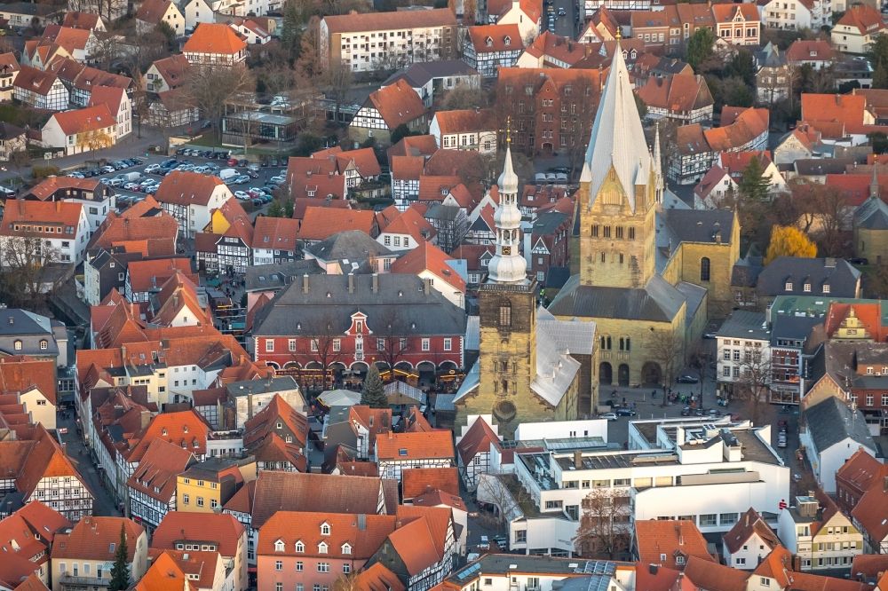 Luftaufnahme Soest - Kirchengebäude der St. Petrikirche am Petrikirchhof in Soest im Bundesland Nordrhein-Westfalen, Deutschland