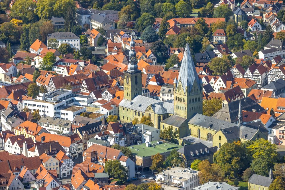 Luftaufnahme Soest - Kirchengebäude der St. Petrikirche in Soest im Bundesland Nordrhein-Westfalen, Deutschland