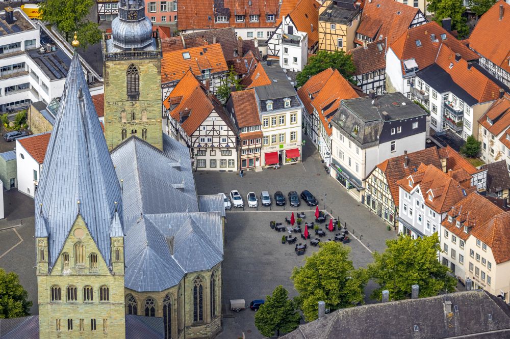 Luftbild Soest - Kirchengebäude der St. Petrikirche in Soest im Bundesland Nordrhein-Westfalen, Deutschland