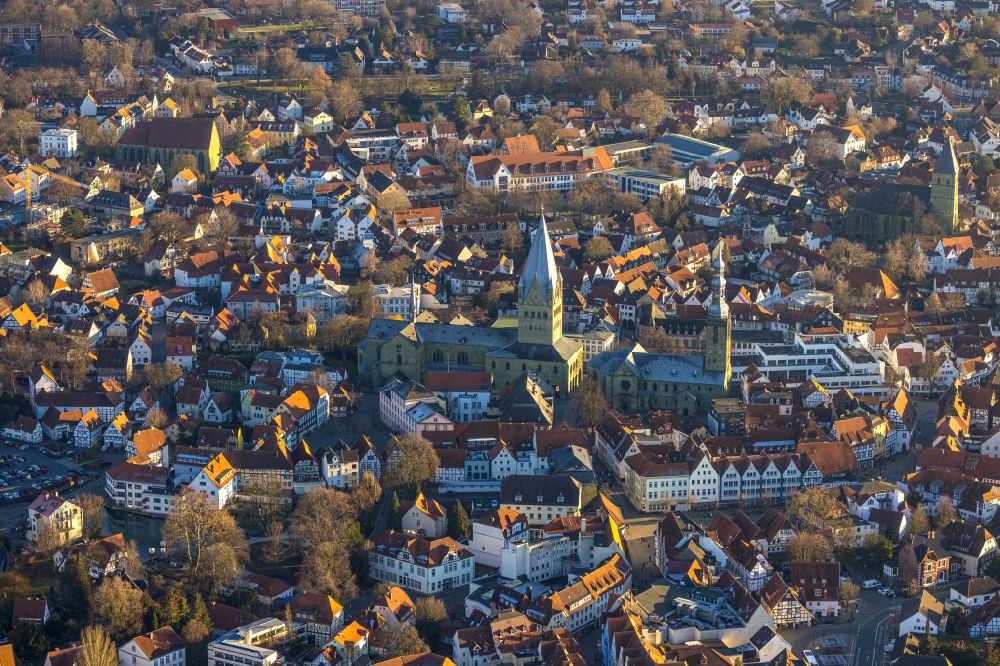 Luftbild Soest - Kirchengebäude der St. Petrikirche in Soest im Bundesland Nordrhein-Westfalen, Deutschland