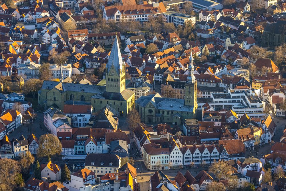 Luftaufnahme Soest - Kirchengebäude der St. Petrikirche in Soest im Bundesland Nordrhein-Westfalen, Deutschland