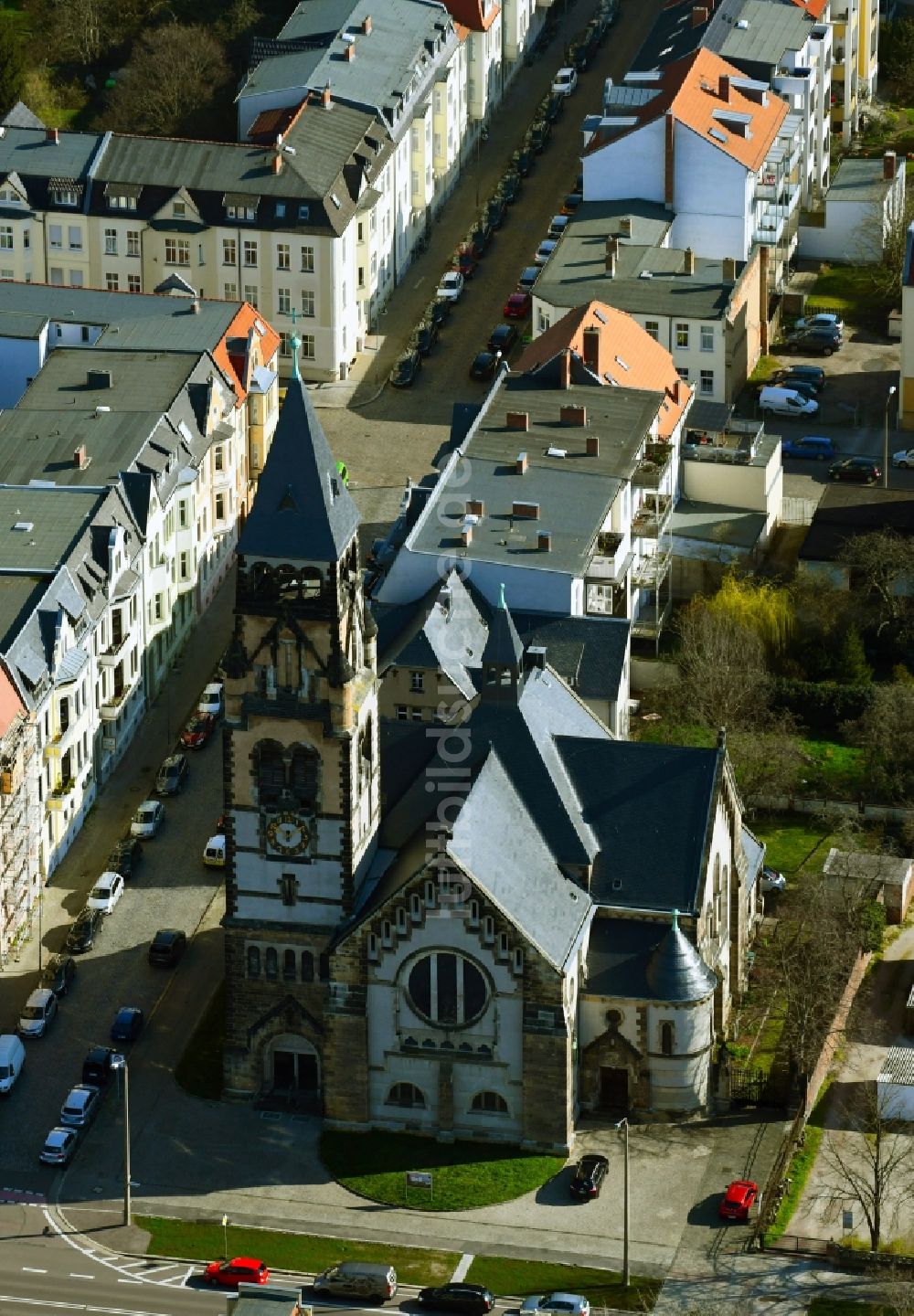 Luftaufnahme Dessau - Kirchengebäude der Petruskirche in Dessau im Bundesland Sachsen-Anhalt, Deutschland