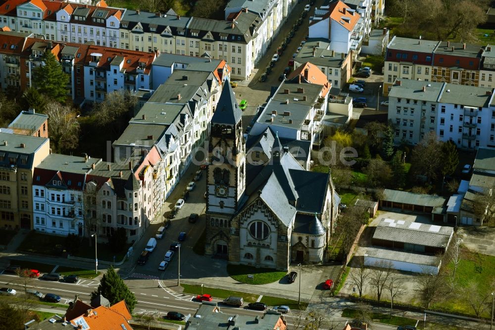 Dessau von oben - Kirchengebäude der Petruskirche in Dessau im Bundesland Sachsen-Anhalt, Deutschland