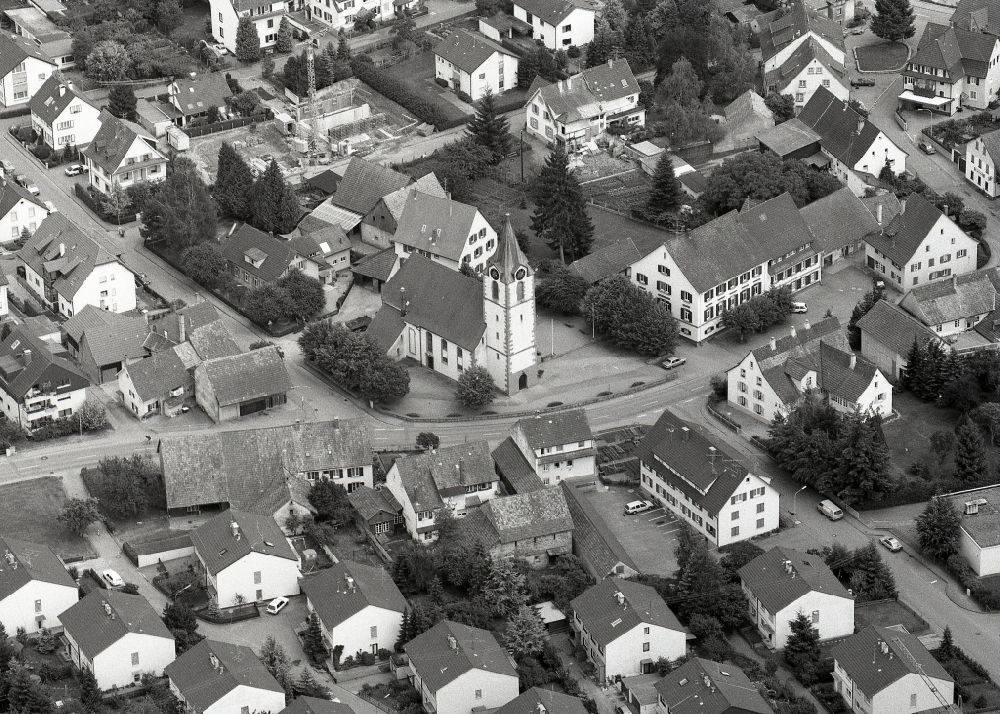Steinen von oben - Kirchengebäude der Petruskirche in der Ortsmitte in Steinen im Bundesland Baden-Württemberg, Deutschland