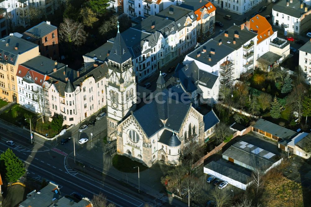 Dessau von oben - Kirchengebäude der Petruskirche an der Wilhelm-Müller-Straße in Dessau im Bundesland Sachsen-Anhalt, Deutschland
