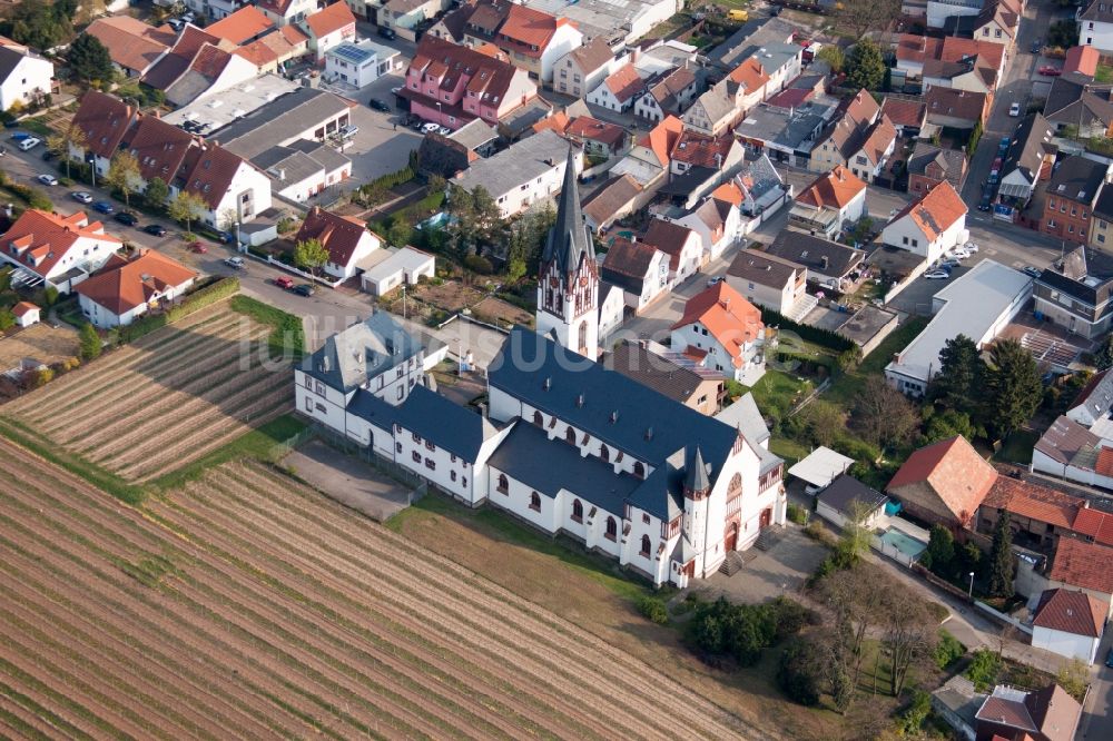 Worms aus der Vogelperspektive: Kirchengebäude des Pfarramt Worms-Horchheim in Worms im Bundesland Rheinland-Pfalz, Deutschland