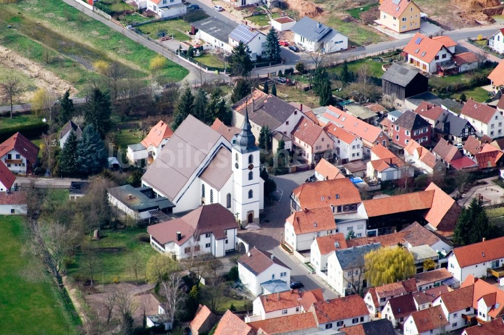 Luftbild Offenbach an der Queich - Kirchengebäude der Pfarrei St. Josef in Offenbach an der Queich im Bundesland Rheinland-Pfalz, Deutschland