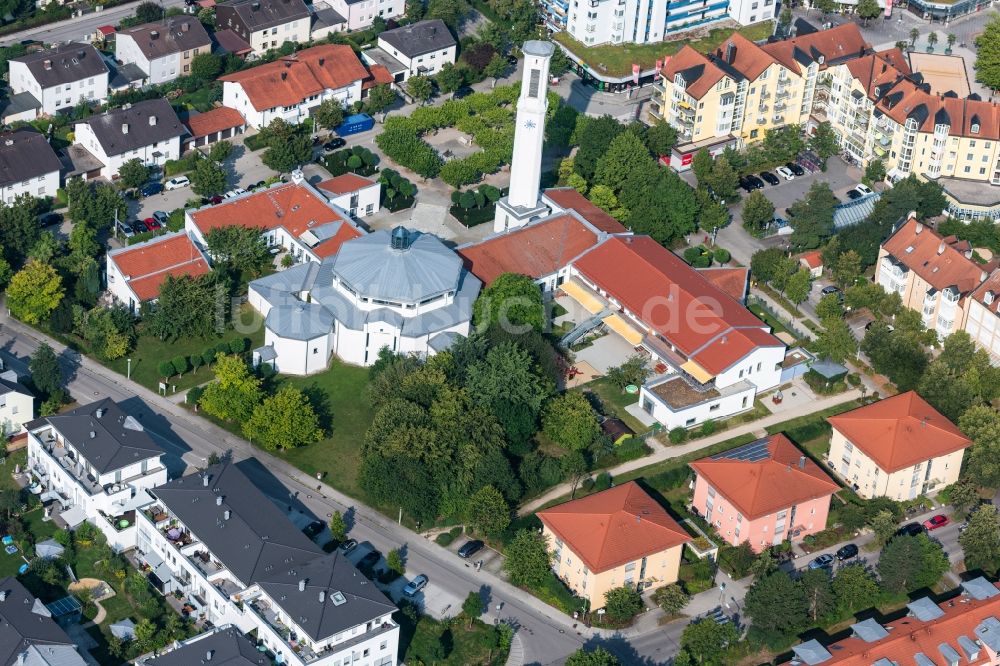 Luftbild Kirchheim bei München - Kirchengebäude Pfarrei St. Peter in Kirchheim bei München im Bundesland Bayern, Deutschland