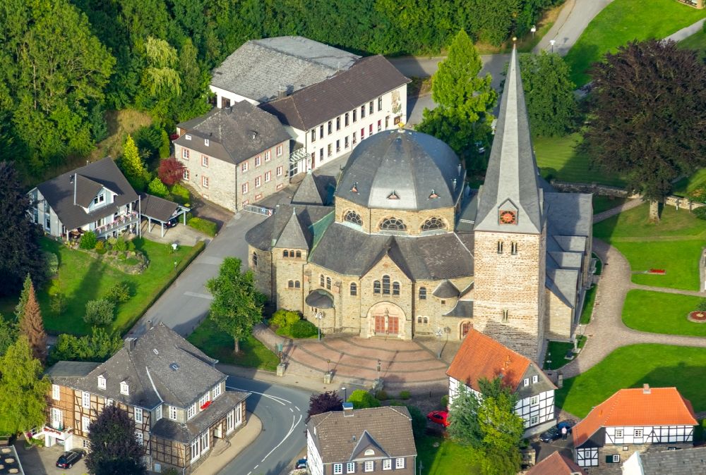 Luftbild Balve - Kirchengebäude der Pfarrkirche St. Blasius in Balve im Bundesland Nordrhein-Westfalen