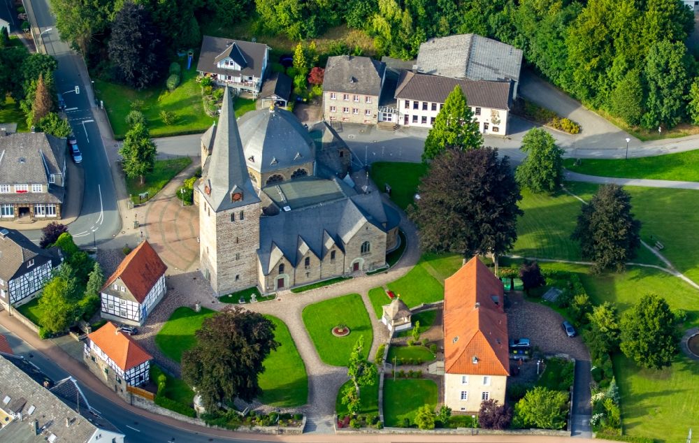 Luftaufnahme Balve - Kirchengebäude der Pfarrkirche St. Blasius in Balve im Bundesland Nordrhein-Westfalen
