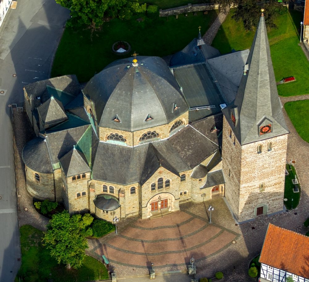 Balve aus der Vogelperspektive: Kirchengebäude der Pfarrkirche St. Blasius in Balve im Bundesland Nordrhein-Westfalen