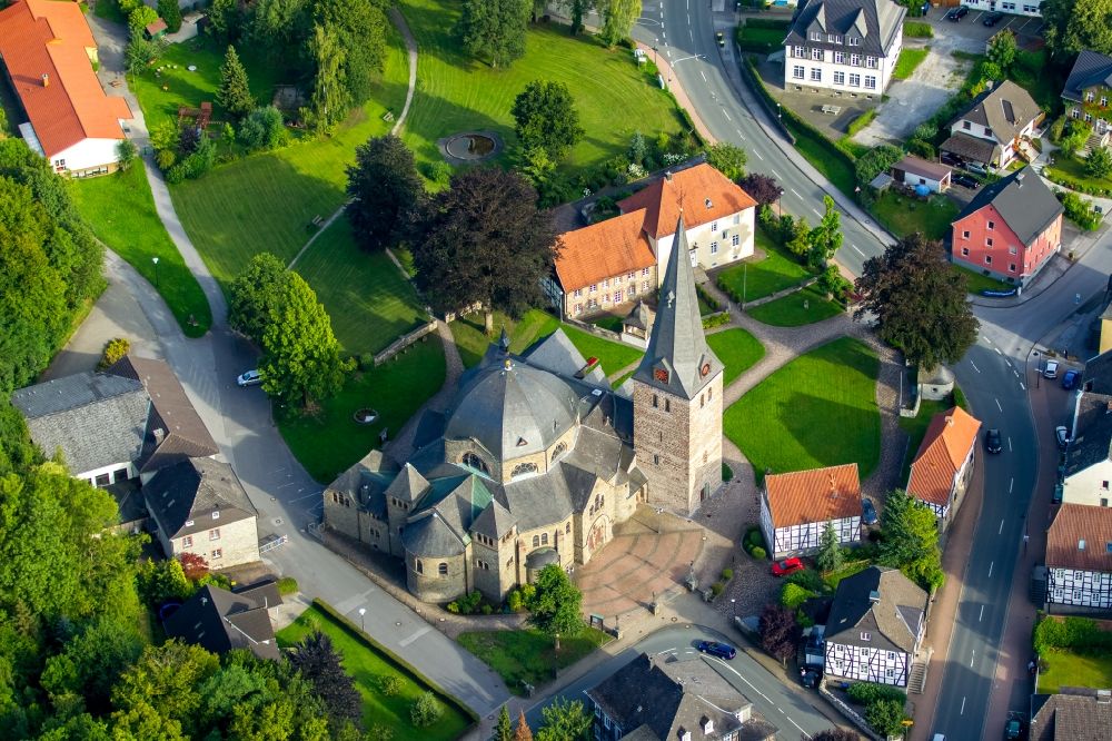 Luftbild Balve - Kirchengebäude der Pfarrkirche St. Blasius in Balve im Bundesland Nordrhein-Westfalen