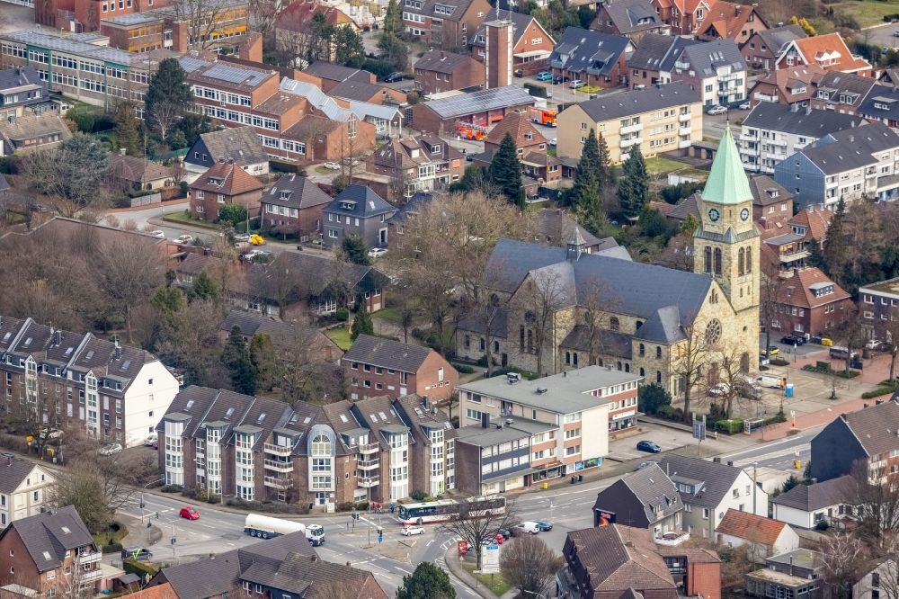 Luftaufnahme Bottrop - Kirchengebäude der Pfarrkirche St. Johannes der Täufer im Ortsteil Kirchhellen in Bottrop im Bundesland Nordrhein-Westfalen, Deutschland