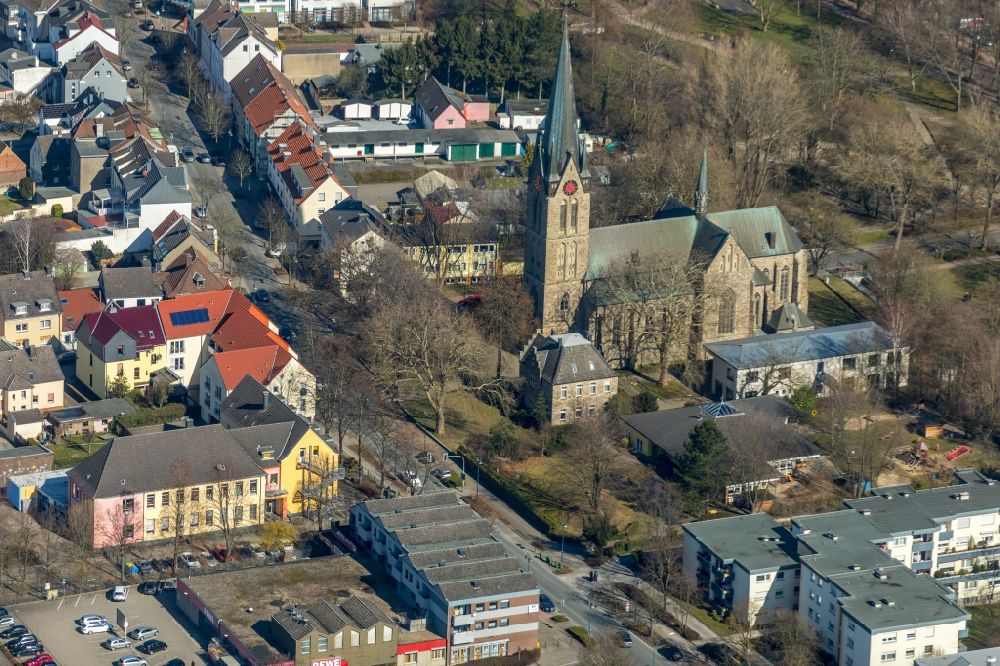Luftaufnahme Holzwickede - Kirchengebäude der Pfarrkirche Liebfrauen an der Hauptstraße in Holzwickede im Bundesland Nordrhein-Westfalen, Deutschland
