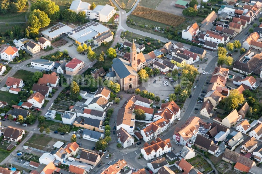 Luftbild Ubstadt-Weiher - Kirchengebäude der Pfarrkirche St. Nikolaus in der Dorfmitte in Ubstadt-Weiher im Bundesland Baden-Württemberg, Deutschland