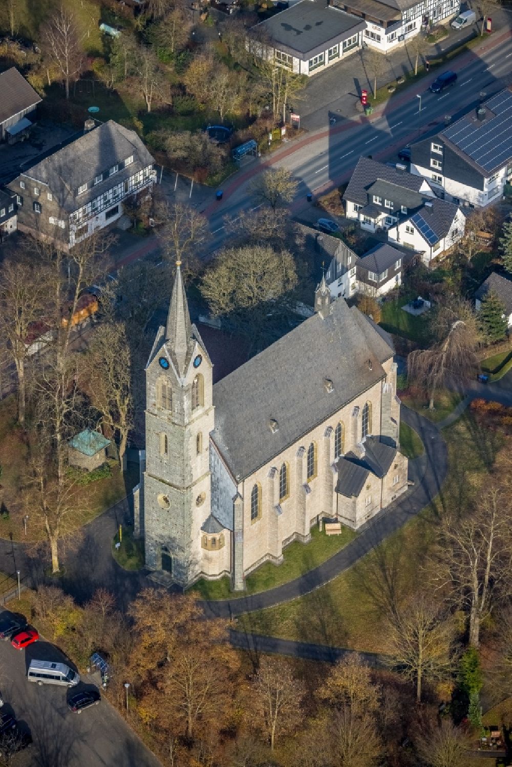 Luftaufnahme Reiste - Kirchengebäude Pfarrkirche St. Pankratius in der Dorfmitte in Reiste im Bundesland Nordrhein-Westfalen, Deutschland
