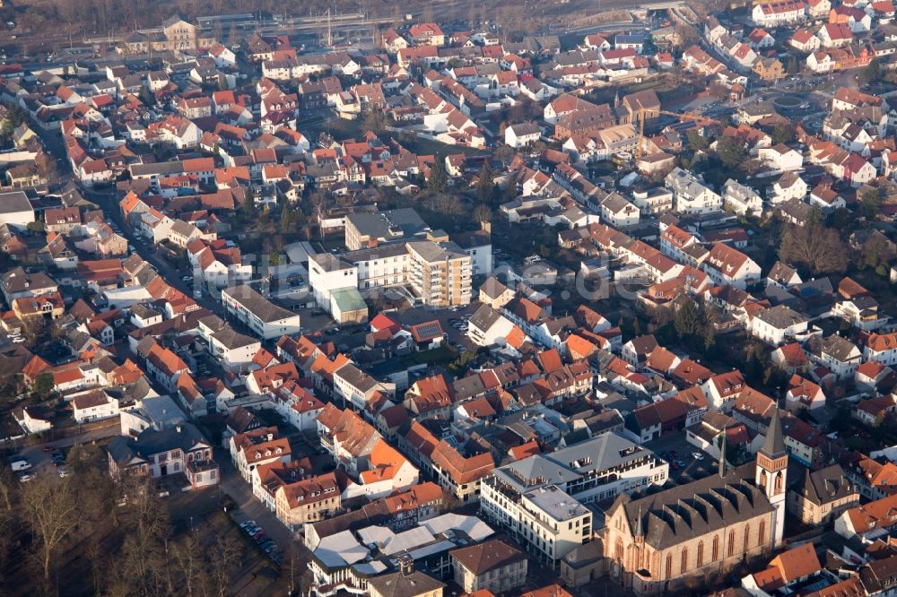 Dieburg von oben - Kirchengebäude der Pfarrkirche St. Peter und Paul im Altstadt- Zentrum in Dieburg im Bundesland Hessen