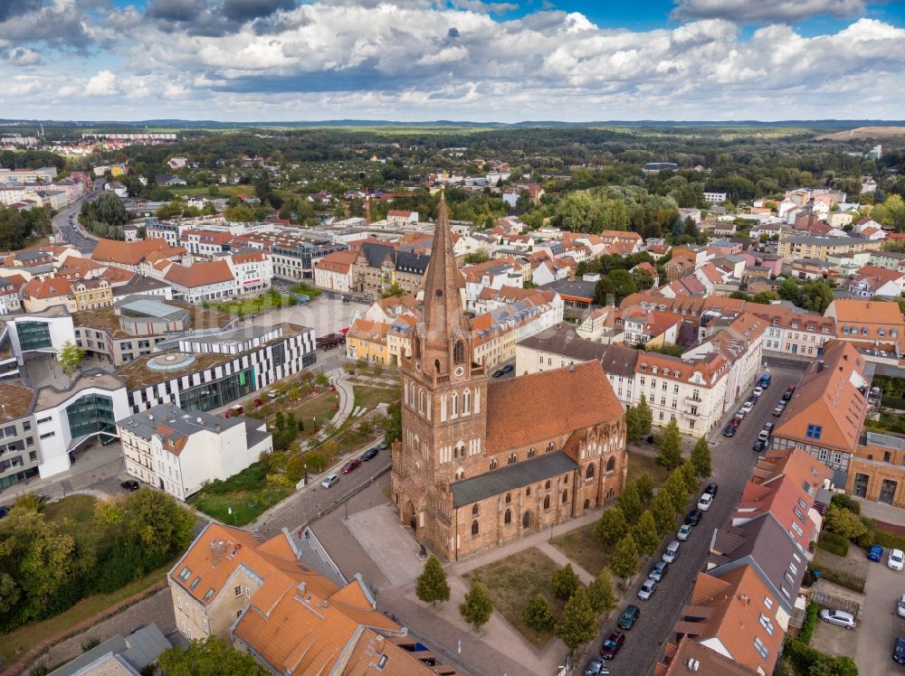 Luftaufnahme Eberswalde - Kirchengebäude Pfarrkirche Sankt Maria Magdalena in Eberswalde im Bundesland Brandenburg, Deutschland