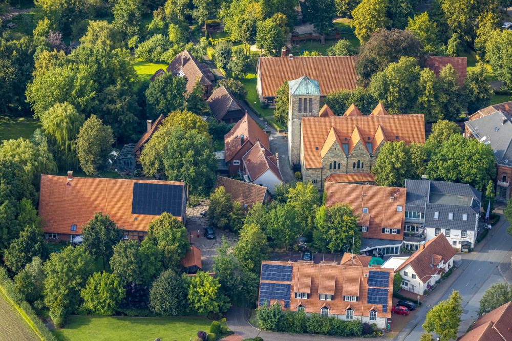 Vellern von oben - Kirchengebäude der Pfarrkirche Sankt Pankratius Kirche in Vellern im Bundesland Nordrhein-Westfalen, Deutschland