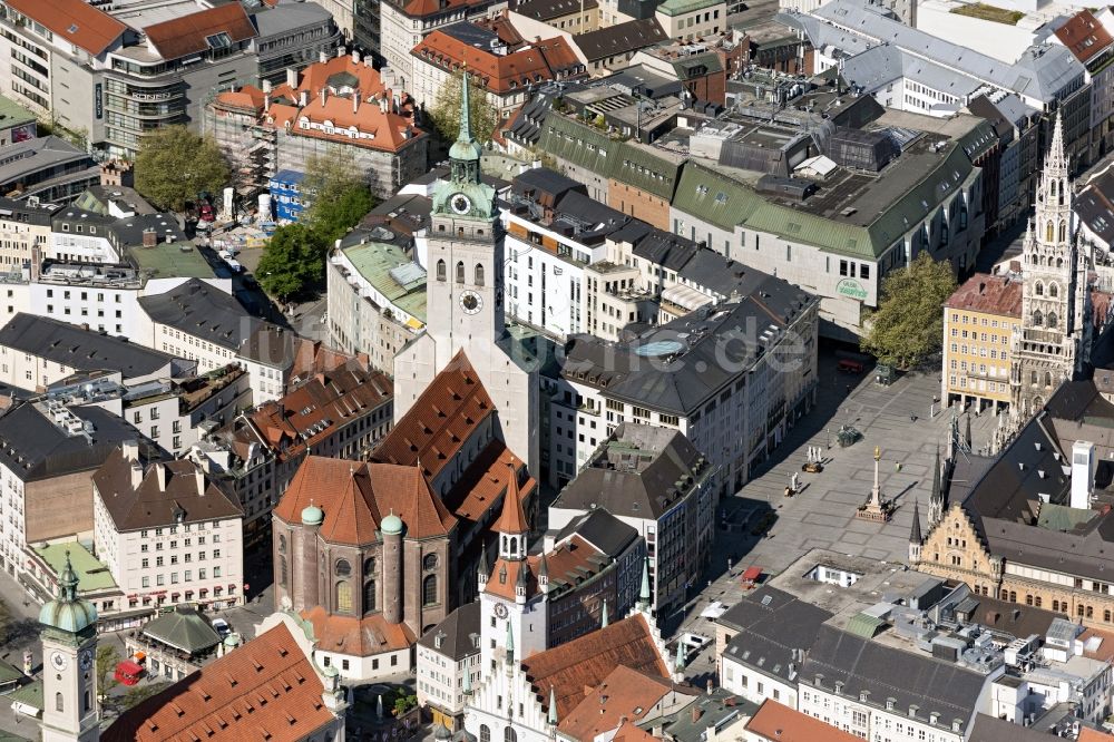 Luftaufnahme München - Kirchengebäude Pfarrkirche Sankt Peter deren Turm im Volksmund Alter Peter genannt wird in München im Bundesland Bayern, Deutschland