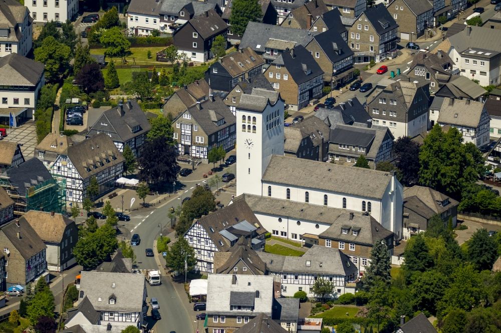 Luftaufnahme Schmallenberg, Bad Fredeburg - Kirchengebäude der Pfarrkirche St.Georg in Schmallenberg, Bad Fredeburg im Bundesland Nordrhein-Westfalen