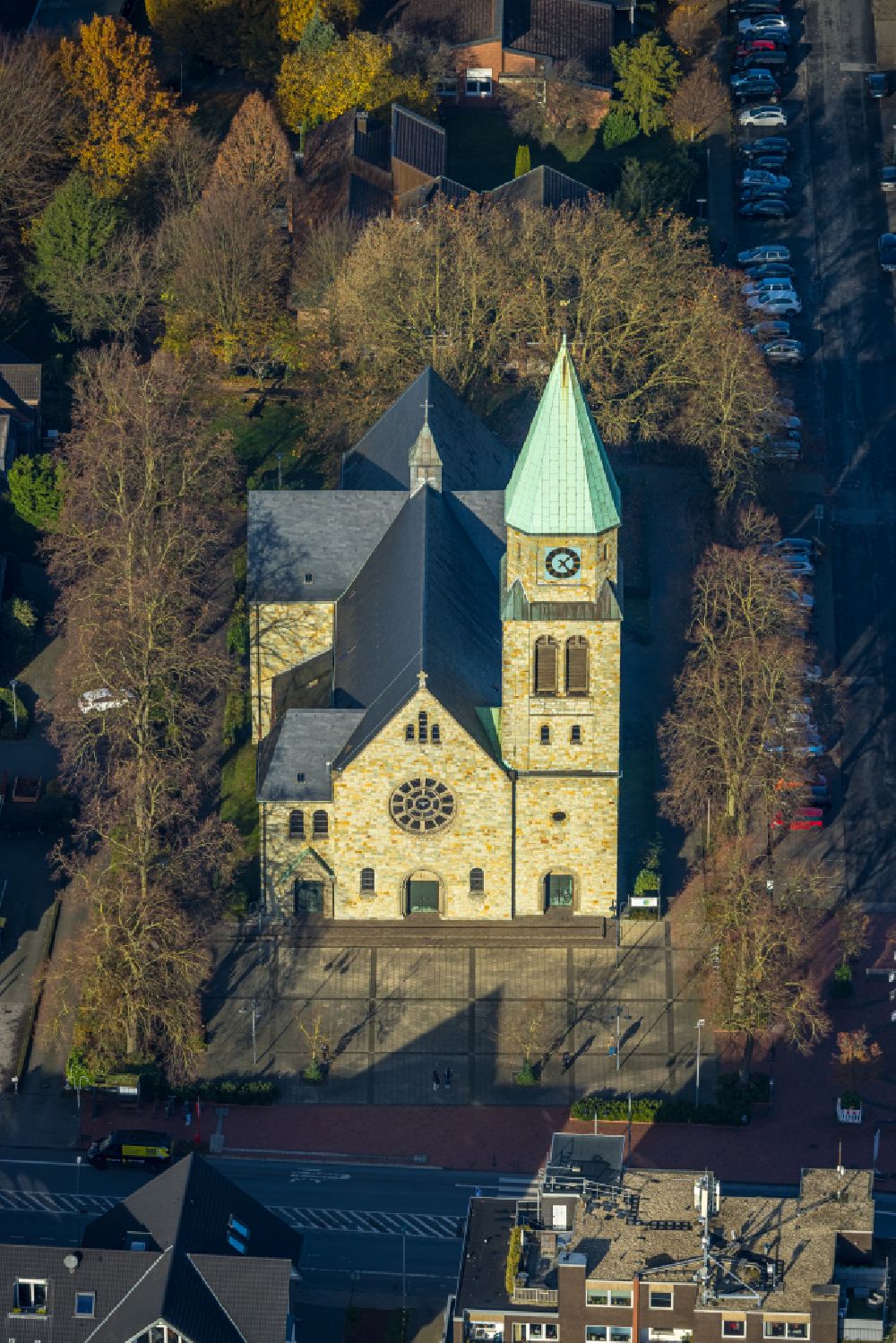 Luftaufnahme Kirchhellen - Kirchengebäude der Pfarrkirche St.Johannes der Täufer An St. Johannes in Kirchhellen im Bundesland Nordrhein-Westfalen, Deutschland