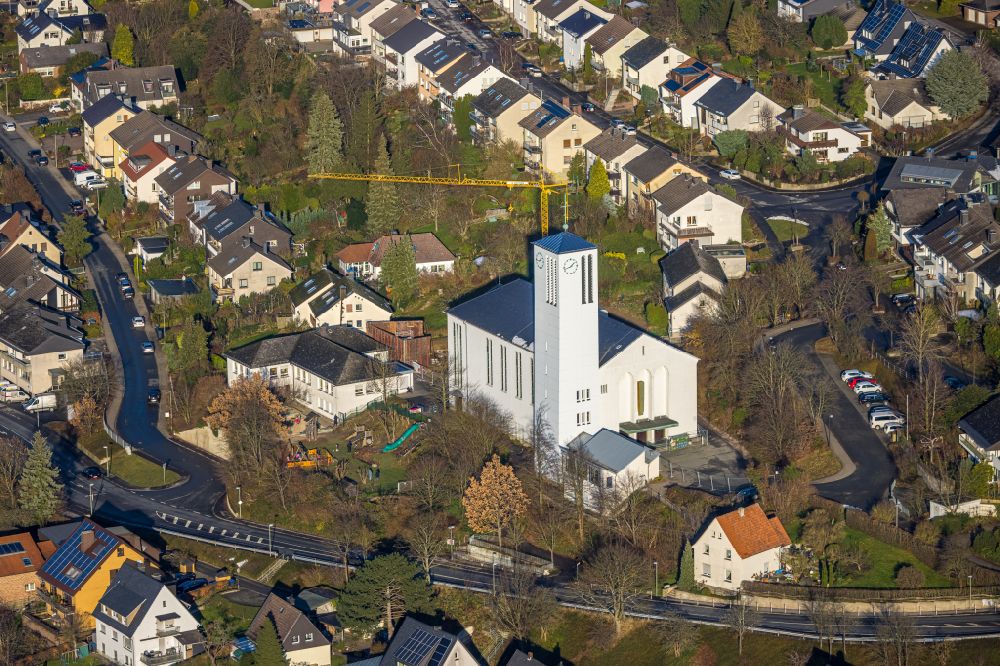 Arnsberg von oben - Kirchengebäude der St. Pius Kirche in Arnsberg im Bundesland Nordrhein-Westfalen, Deutschland