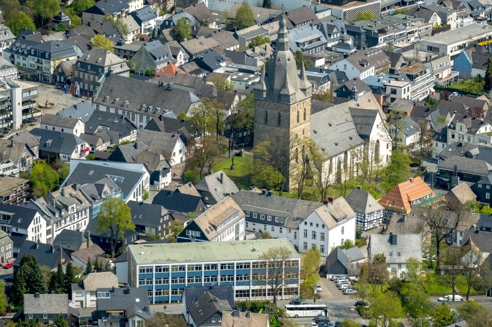 Brilon aus der Vogelperspektive: Kirchengebäude Probsteikirche in Brilon im Bundesland Nordrhein-Westfalen, Deutschland