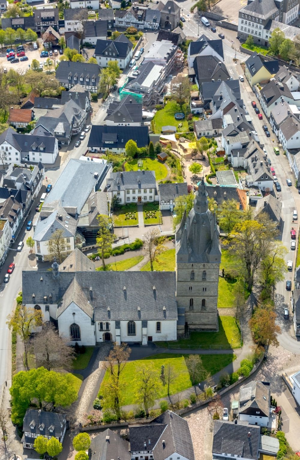 Brilon von oben - Kirchengebäude der Probsteikirche in Brilon im Bundesland Nordrhein-Westfalen, Deutschland