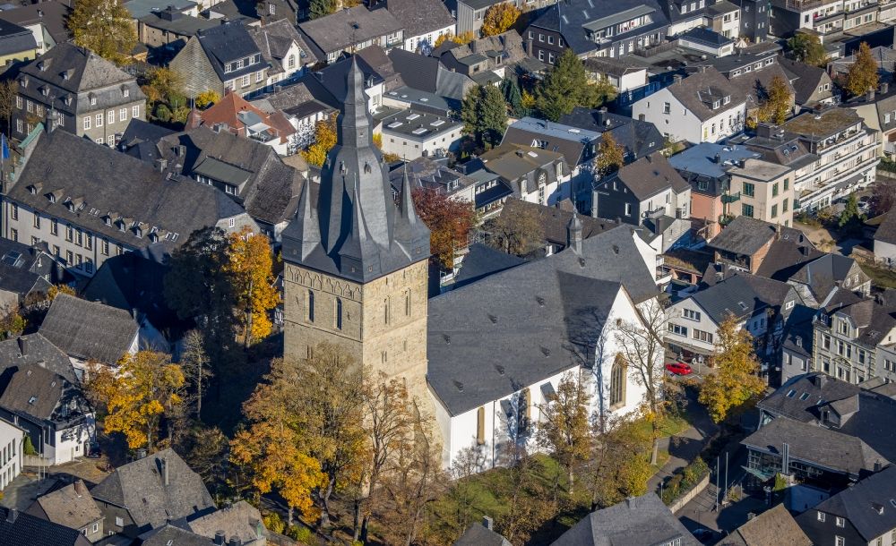 Brilon aus der Vogelperspektive: Kirchengebäude der Probsteikirche in Brilon im Bundesland Nordrhein-Westfalen, Deutschland