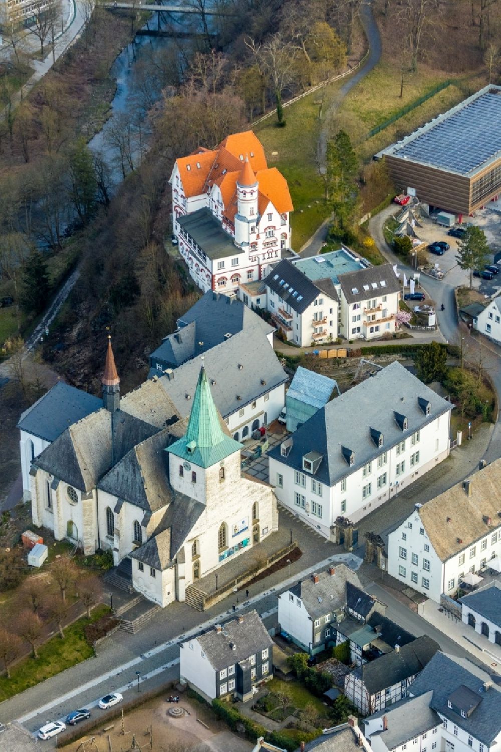 Luftaufnahme Arnsberg - Kirchengebäude der Propsteikirche St. Laurentius am Kloster Wedinghausen in Arnsberg im Bundesland Nordrhein-Westfalen, Deutschland
