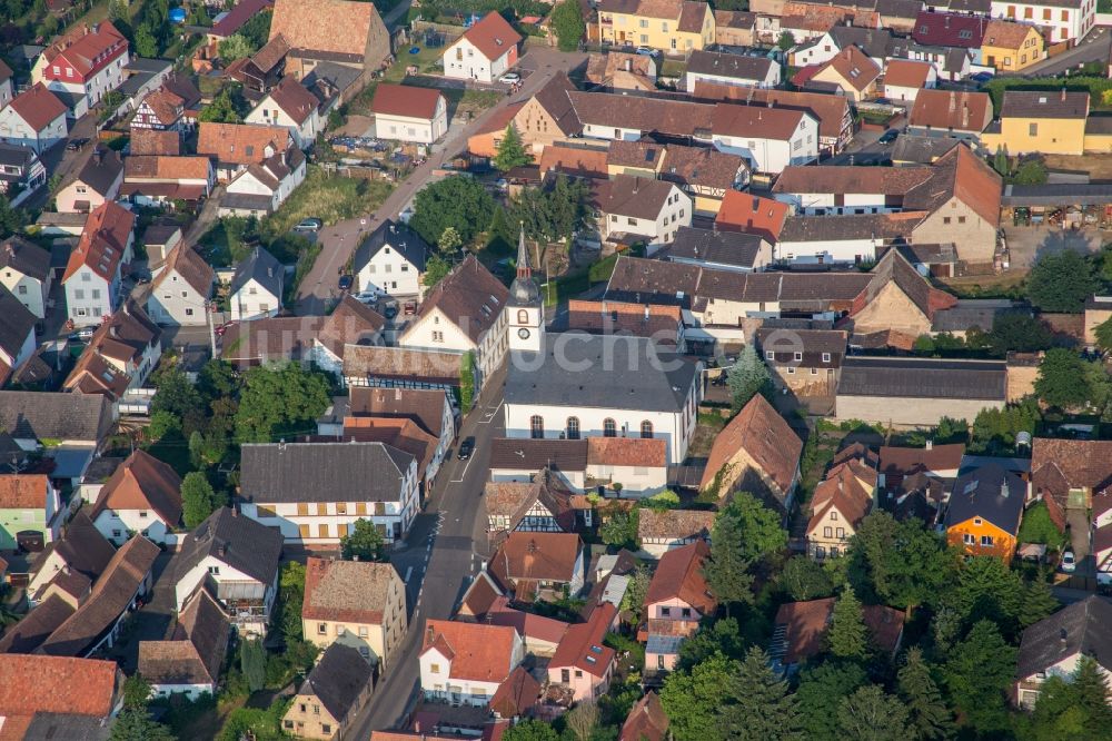 Luftaufnahme Westheim (Pfalz) - Kirchengebäude der Prot. Kirche in der Dorfmitte in Westheim (Pfalz) im Bundesland Rheinland-Pfalz, Deutschland